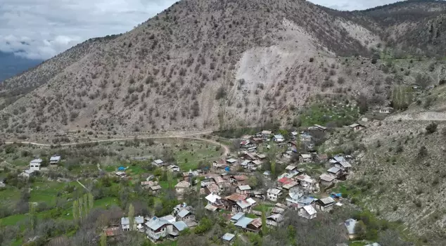 The new location of the village to be relocated due to landslide risk has become a topic of discussion.