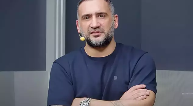 The claim that former football player Ümit Karan has been sent to prison.