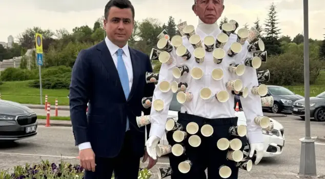 Osman Gökçek came to the Parliament with a lifeless mannequin wearing a Yavaş mask.