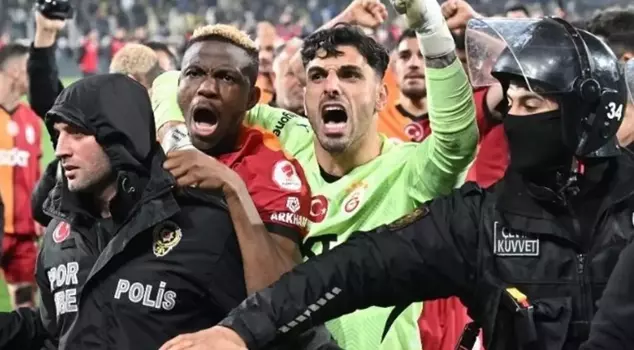 Galatasaray extends Günay Güvenç's contract.