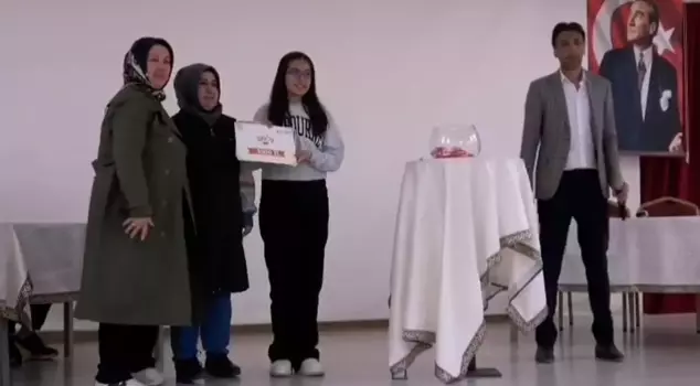 Hand in hand with families, heart to heart with books! A meaningful competition in Yeşilhisar.