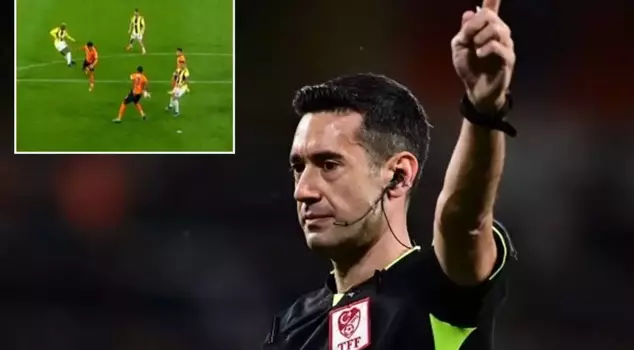 Fenerbahçe appealed for a penalty, the referee checked but allowed the game to continue.