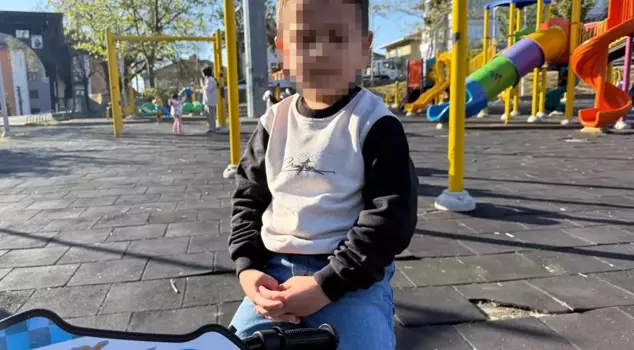 The child who drank the alcohol bottle he found in the park, thinking it was water, fell ill.