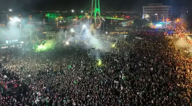 سنوات بعد، الفريق الذي صعد إلى الدوري الممتاز يتعاقد مع نجم غلطة سراي السابق.