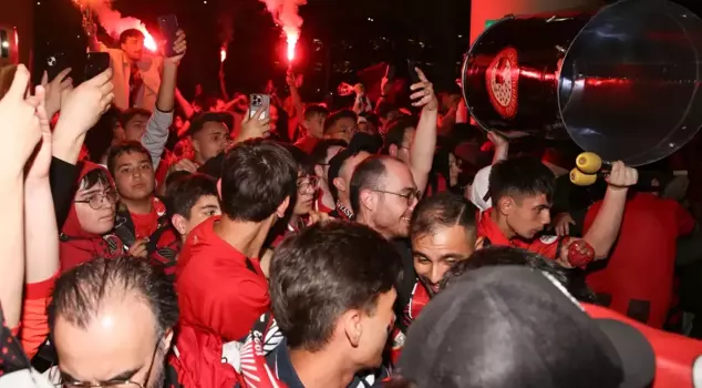 Thousands of fans flocked in! The champion Gençlerbirliği was warmly welcomed in Ankara.
