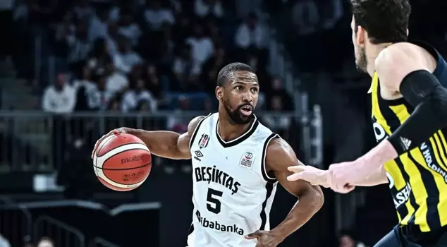 The breathtaking derby in the basketball court of Beşiktaş.