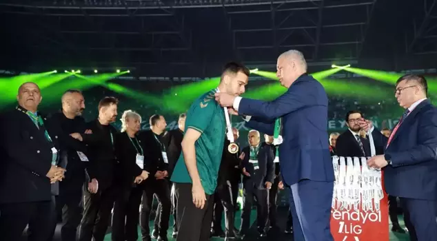 At the championship ceremony, İbrahim Hacıosmanoğlu received a cold shower.