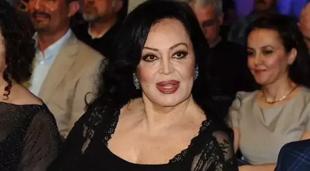 Emotional moments of Türkan Şoray: I am trying hard not to cry.