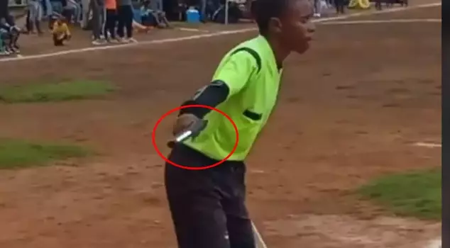 Incredible scenes! The assistant referee officiated the match with a gun in hand.