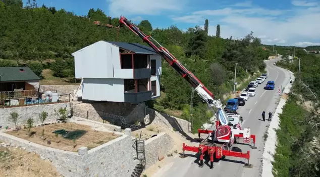 The illegal villa was removed by a crane before the demolition.