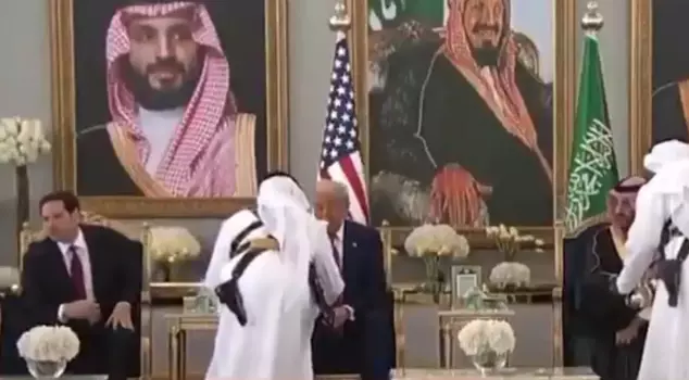 Trump's Middle East clumsiness! He didn't know what to do in the face of the offer.