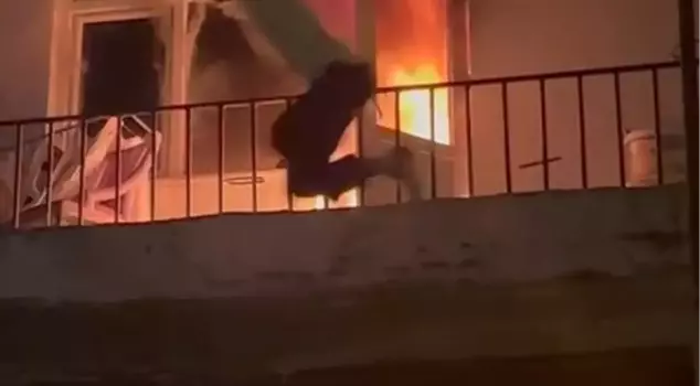 في كوجالي، قفز من الشرفة عندما اشتعلت النيران أثناء التدخل لإخماد الحريق.