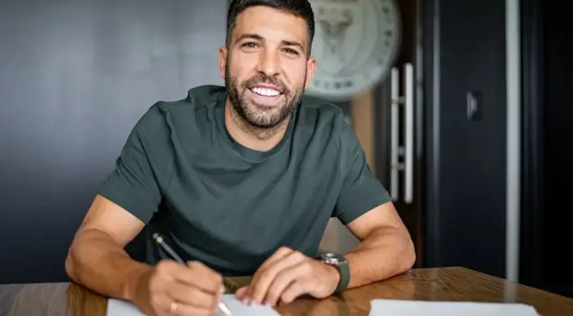 Legendary left-back Jordi Alba signs a 2-year contract.