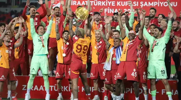Great excitement! Galatasaray players lifted the Turkish Cup.