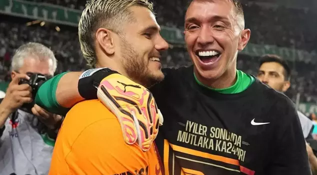 A 3-word message from Icardi to Muslera at midnight.