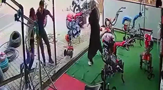 The shopkeeper intervened at great personal risk to prevent a possible femicide.
