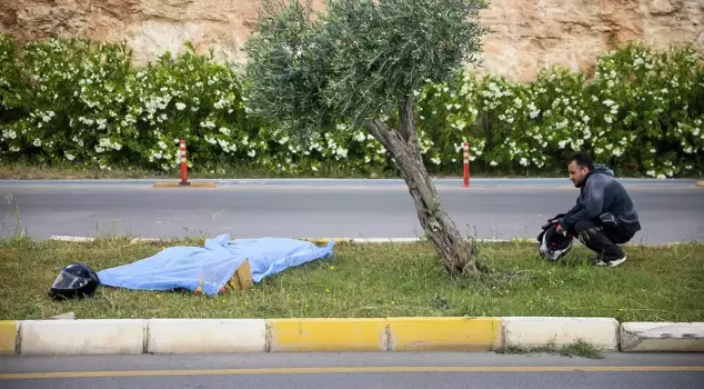 He waited like this by the side of his friend who lost his life in the accident.