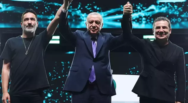 Sagopa Kajmer and Ferhat Göçer sang, Erdoğan listened on stage.