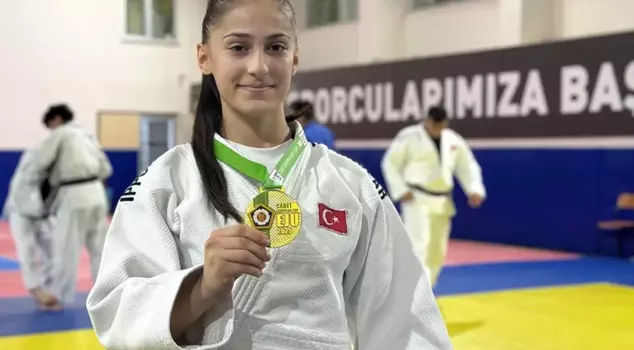 Fatma Zehra, who defeated her Israeli opponent, dedicated her medal to Palestine.