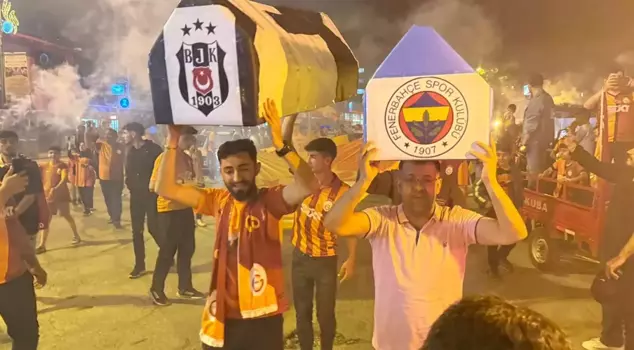 Galatasaray fans celebrated the championship by lifting the coffin of Fenerbahçe and Beşiktaş.