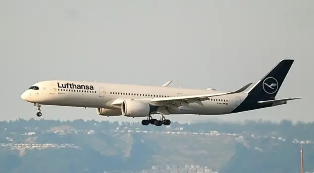 The pilot went to the restroom, and his assistant fainted in the cockpit! 200 passengers were left without a pilot.
