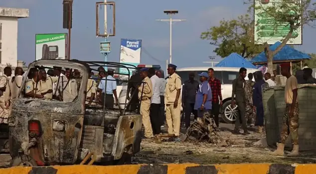 Suicide bomb attack on military base in Somalia: 10 dead, 30 injured.
