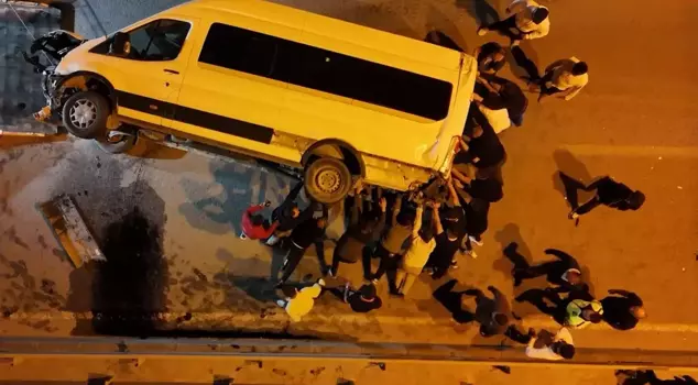 الشاب المخمور أثار الفوضى في المدينة، واحتجز رئيسه ودمّر السيارات.