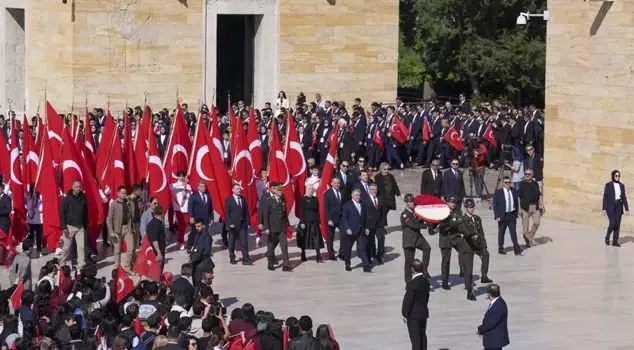Minister Bak visited Anıtkabir with young people and athletes.