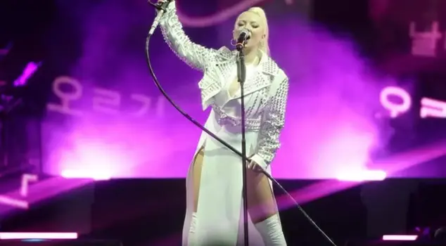 Moments that caused panic at Ece Seçkin's concert.