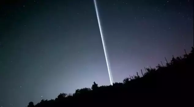 الضوء الغامض الذي شوهد في السماء أثار الدهشة.