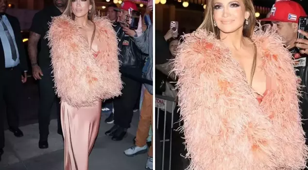 Jennifer Lopez flashed during a concert where she attended without a bra.