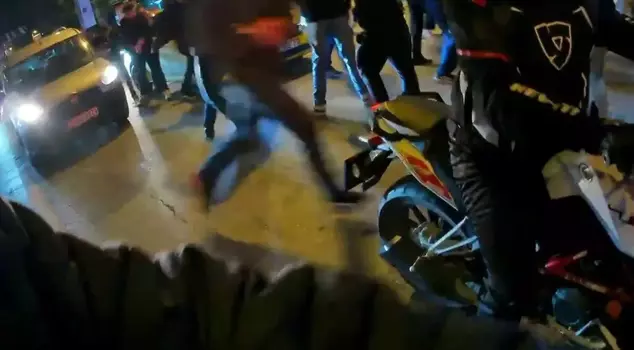 The moments of the attack on the vehicle with a Galatasaray scarf in Kadıköy were recorded by a helmet camera.