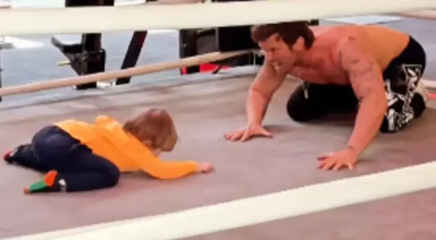 Kıvanç Tatlıtuğ shared enjoyable moments of wrestling with his son.