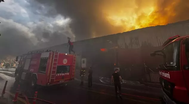 Factory fire in Mersin! The road has been closed to traffic, and explosion sounds have been heard.