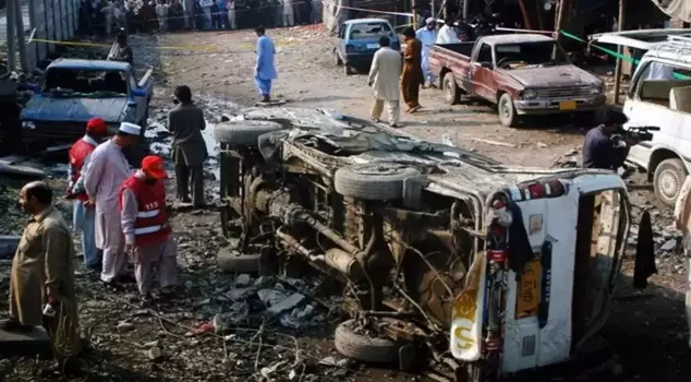 Attack on school bus in Pakistan: 5 dead, 38 injured.