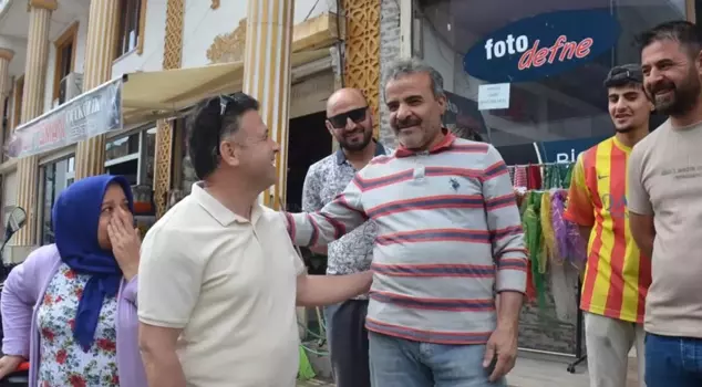 سوري يذهب إلى عامل سوري بلفتة كبيرة! عندما رآها، طار من الفرح.
