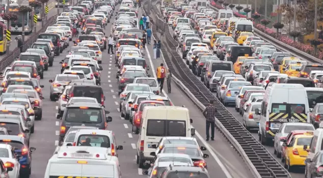 İstanbul'da kaos! 3 bin 41 özel halk otobüsü kontak kapattı. 

إسطنبول في حالة فوضى! 3041 حافلة خاصة أغلقت محركاتها.