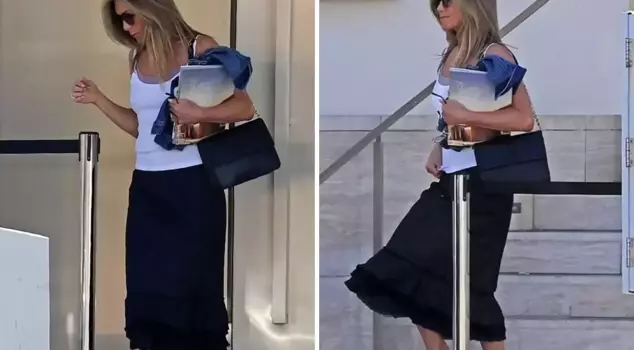 The star, who has a net worth of 320 million dollars, was spotted wearing flip-flops worth 40 dollars.