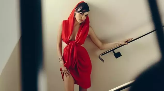 Hande Erçel responds to breakup rumors with photos.