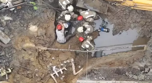 In the sewer work, 1 worker was trapped under a collapse.