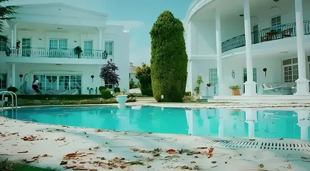 The iconic villa that hosted the series 