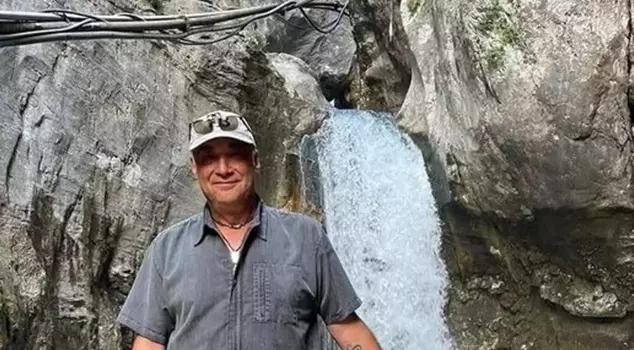 The actor Mehmet Serdar Sulukahya was stabbed by a woman he met on social media.
