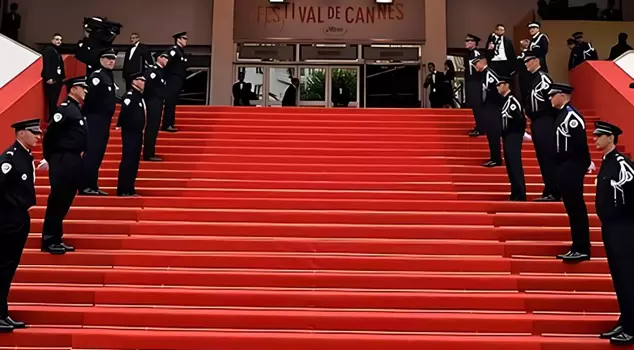 Power outage panic in Cannes! The festival building switched to backup energy.