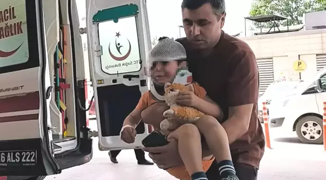 In the accident, the 2-year-old child who was injured with his mother did not let go of his toy for a moment.
