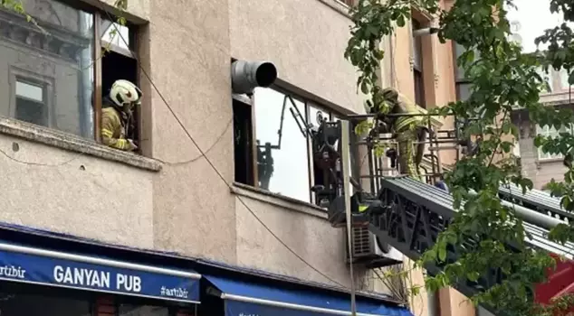 Scary fire in Istanbul! Two people trapped were rescued by the fire department.