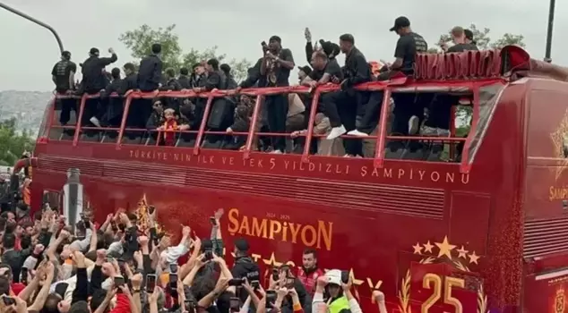 A message from Osimhen to Boniface on an open-top bus: This club is very big.