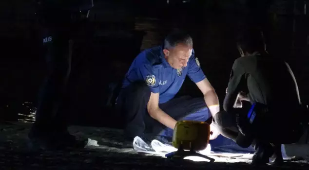 Antalya'da falezlerden düşen adam hayatını kaybetti cümlesinin Arapça tercümesi:

