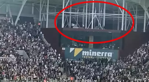 Chaos in the Elazığspor-Vanspor match! They wanted to take down the flag from the pole and burn it.