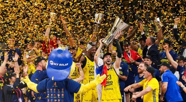 فريق فنربخشة سيحتفل بلقب الدوري الأوروبي مع مشجعيه.