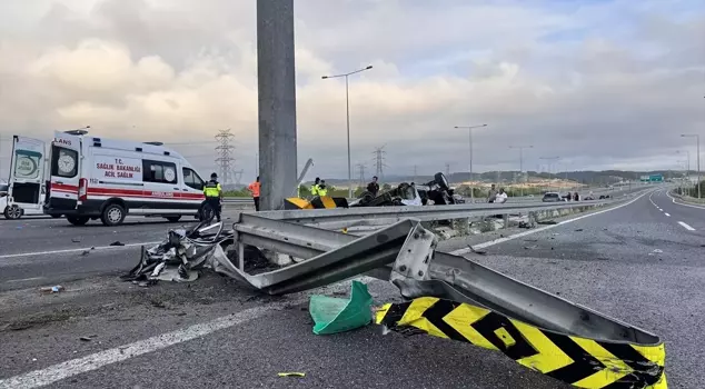 The vehicle crashed into a directional sign and flipped over: The mother is dead, and the husband and three children are injured.